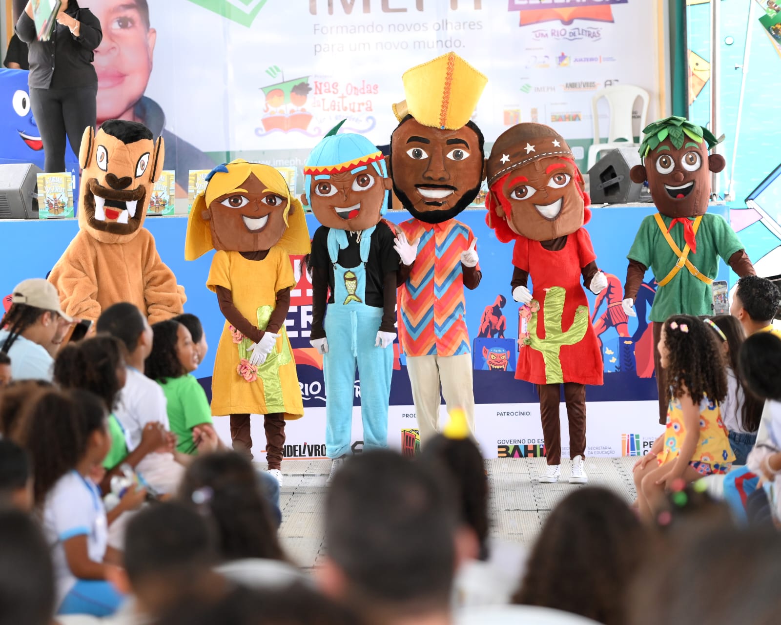 “A leitura nos permite viajar”: Carreta Literária leva magia e conhecimento ao Juá Literária 2025