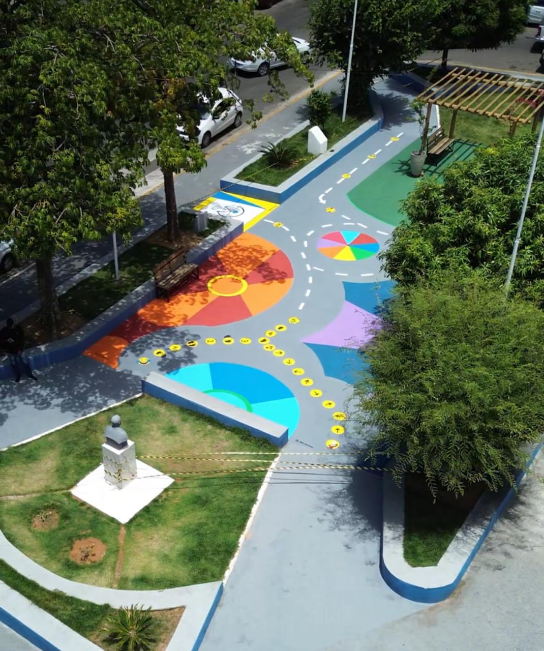 Praça Simões Filho recebe pintura inclusiva voltada para crianças com TEA