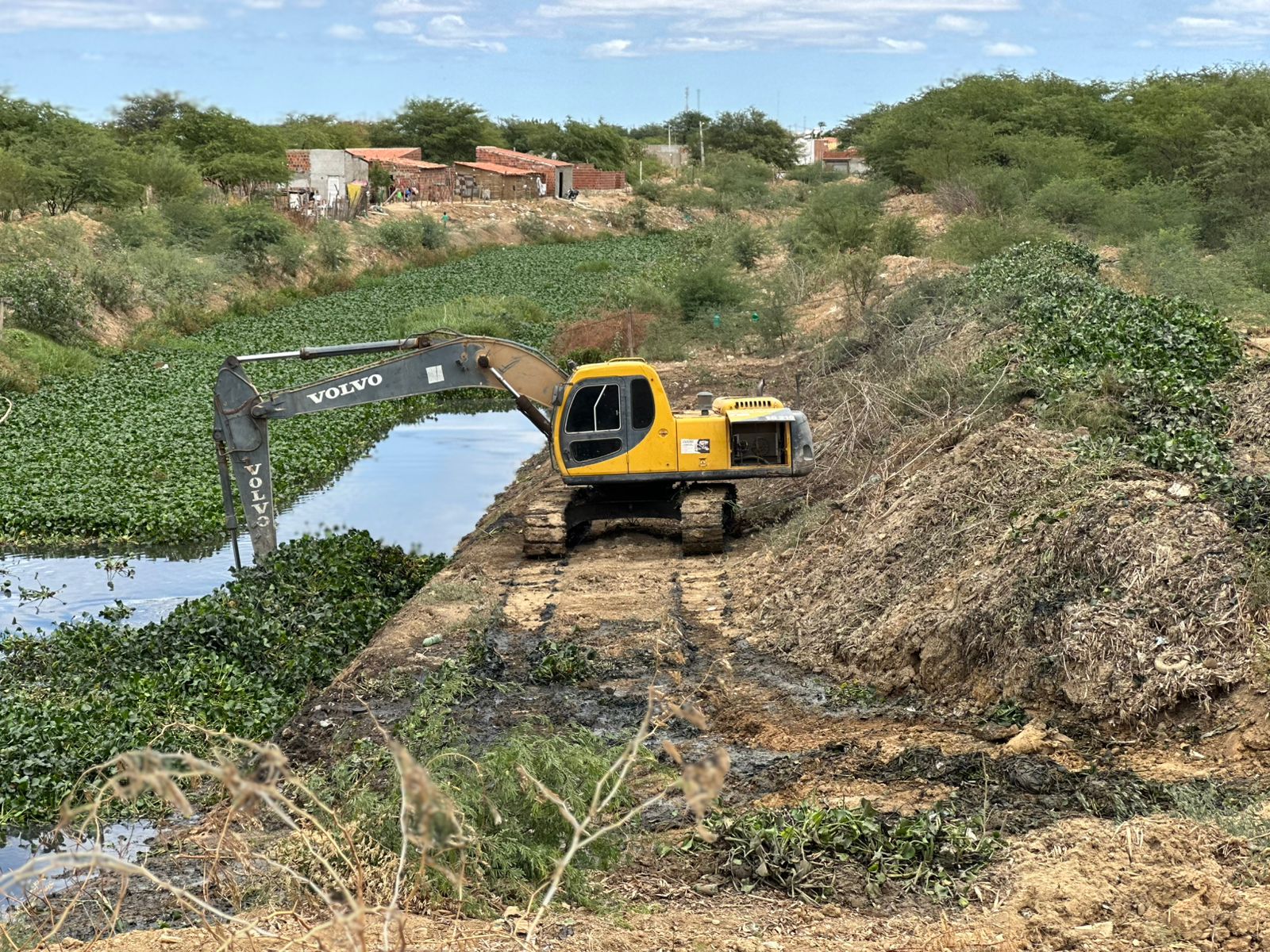 Prefeitura de Juazeiro intensifica limpeza de canais e reforça combate às muriçocas. Município garante R$ 110 milhões para obras de urbanização e drenagem