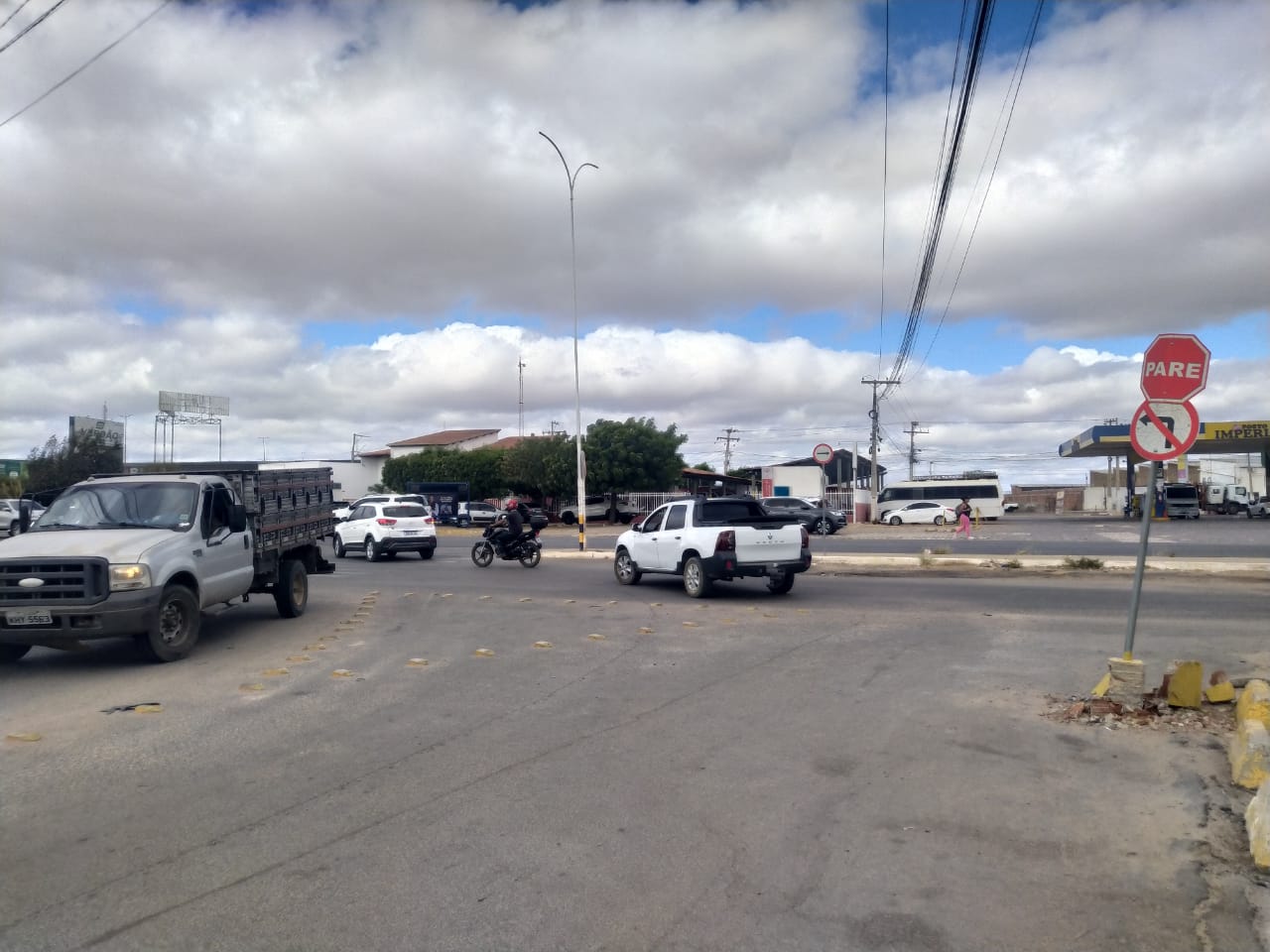 AMTT reforça proibição de conversão à esquerda no acesso à BR-407, em frente à UPA