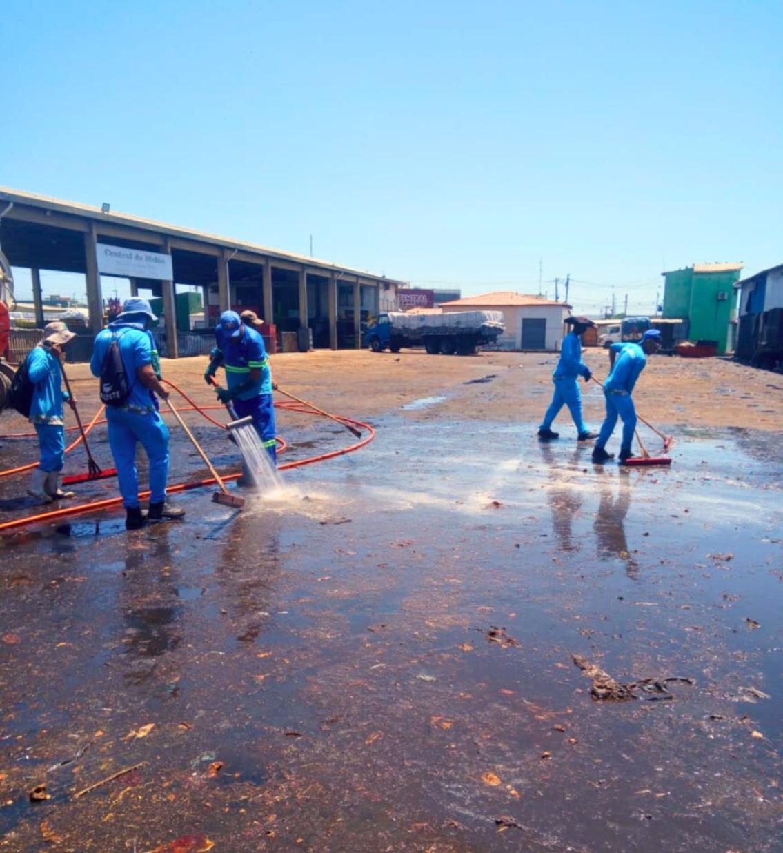 AMA realiza limpeza preventiva nos mercados de Juazeiro para o período de chuvas, em parceria com o SAAE