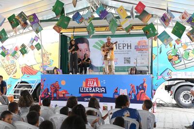 Juá Literária: Carreta Literária estaciona em Juazeiro e encanta crianças com histórias, música e muita imaginação