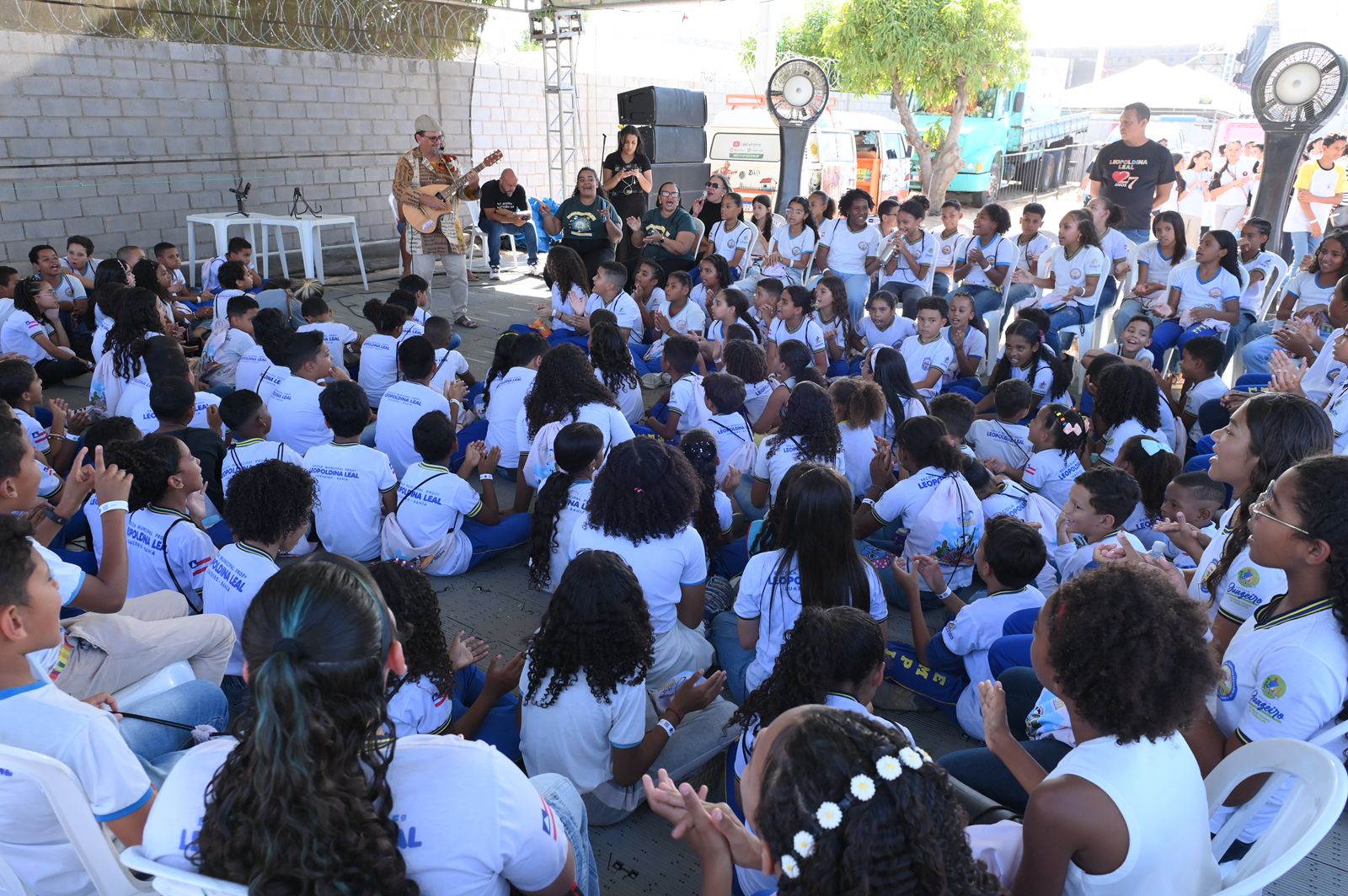 Na Praça dos Poetas, o legado de Manuca Almeida inspira o segundo dia do Juá Literária com histórias, música e encantamento