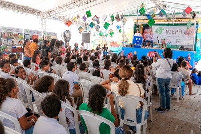 Juá Literária: último dia de programação apresenta leitura, canções e envolvimento do público na Carreta Literária 