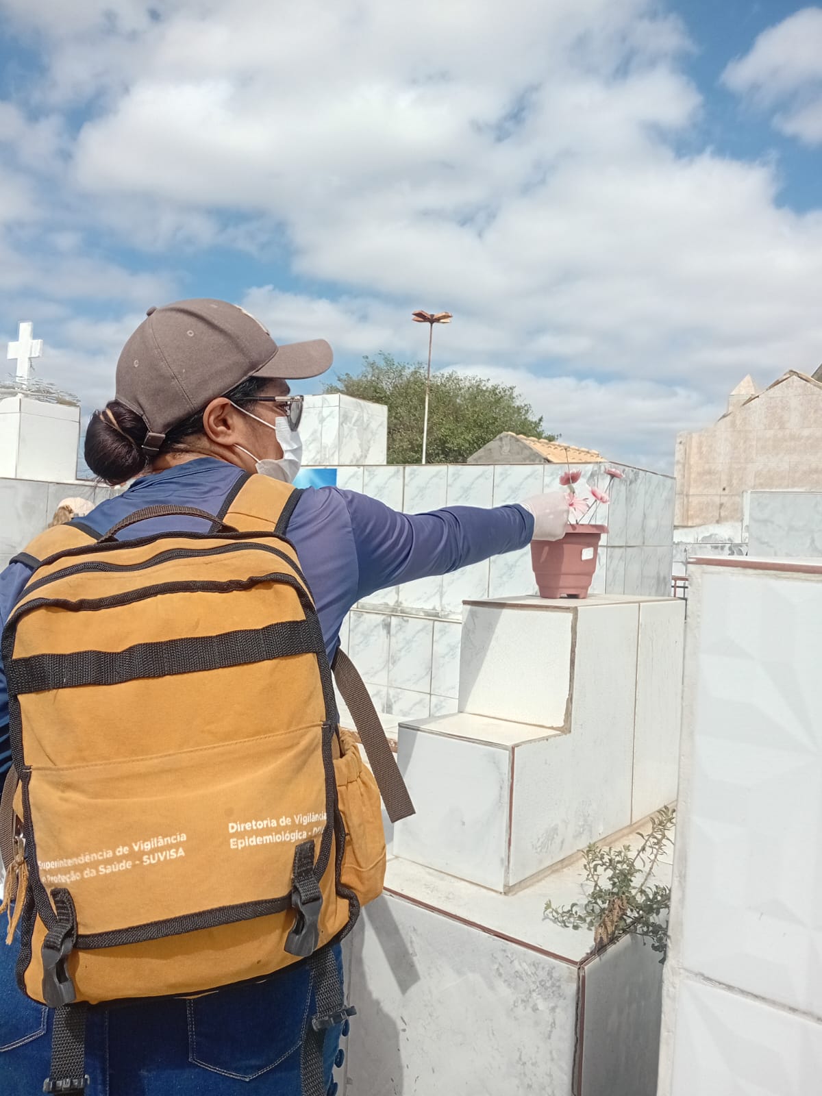Segurança sanitária no Dia de Finados: Sesau realiza ação de combate à dengue no Cemitério Municipal