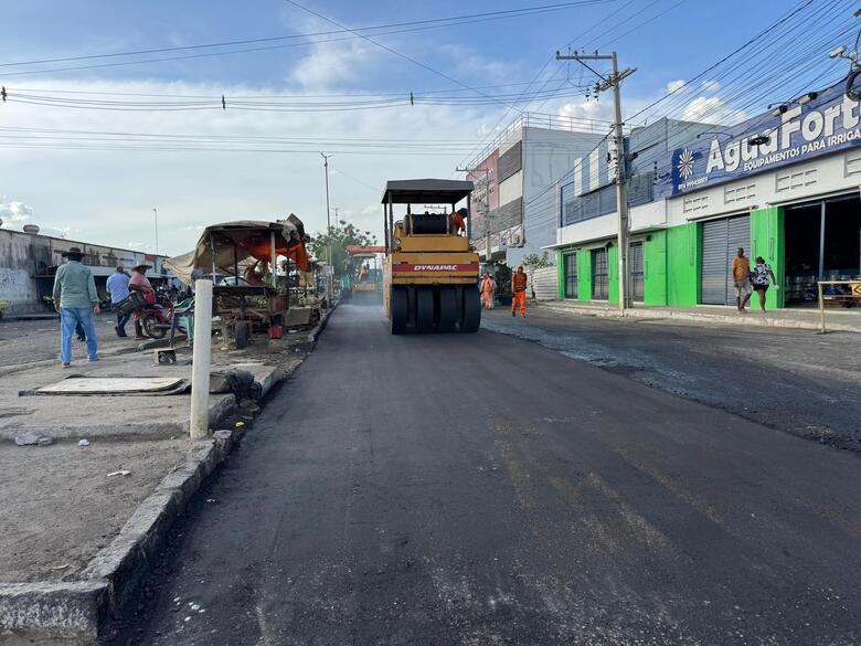 Pavimentação asfáltica começa no entorno do Mercado do Produtor e Prefeitura pede atenção redobrada aos condutores