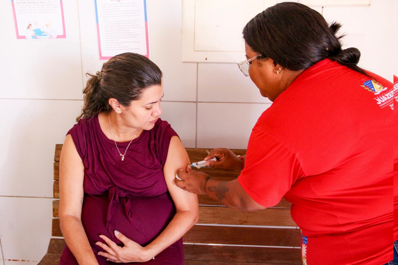 Gestantes de Juazeiro começam a receber vacina inédita contra a bronquiolite e celebram proteção antecipada para os bebês