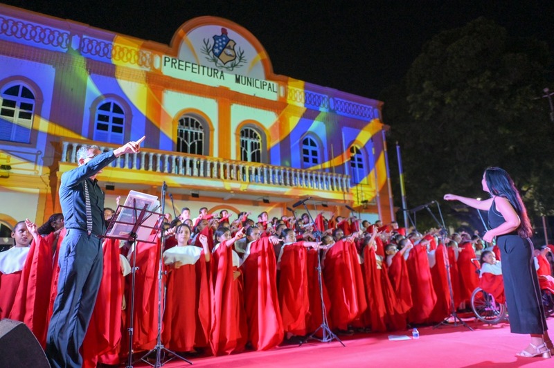 Coral com 200 vozes infantis emociona público na terceira noite do “Natal da Família Juazeirense”