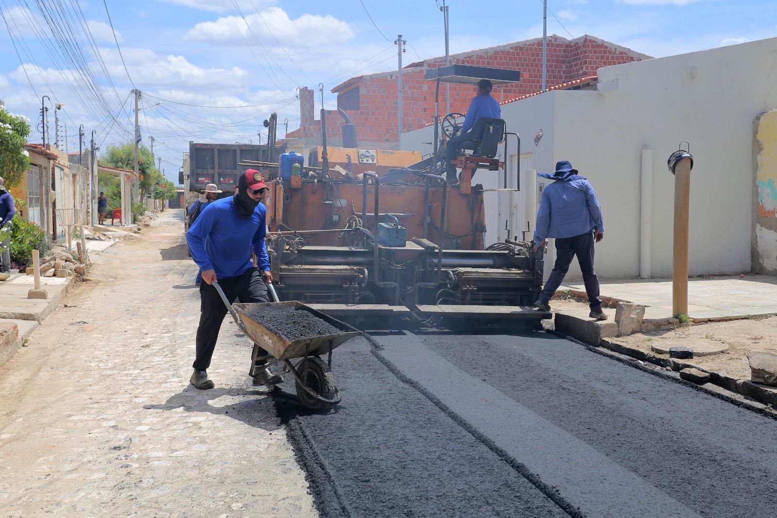 ProJua segue avançando e beneficia moradores do Alto do Cruzeiro com asfalto