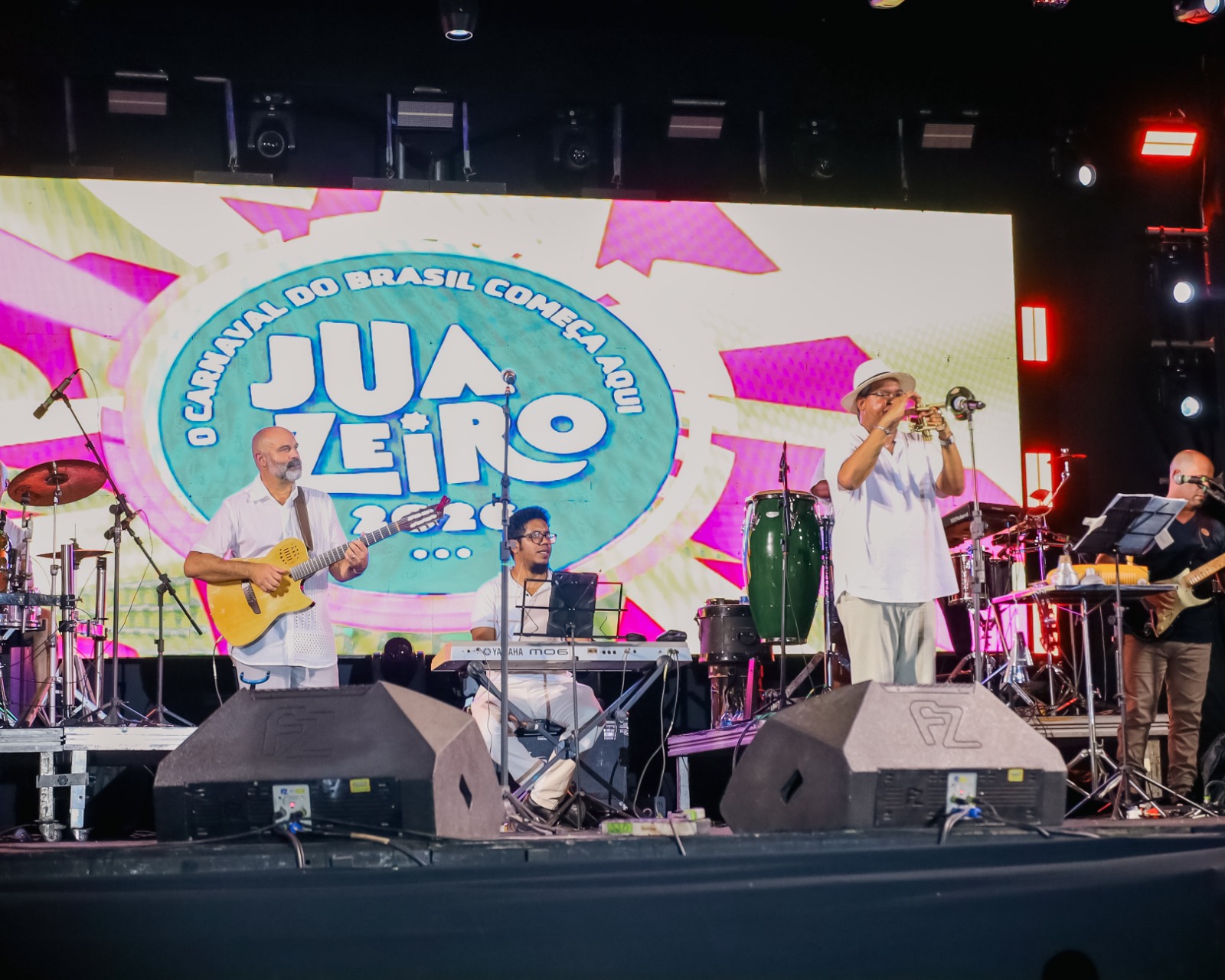 Diversidade e mistura de ritmos marcam segunda noite de carnaval no palco da Orla II