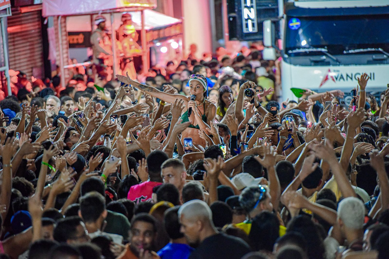 Multidão toma o Circuito Ivete Sangalo e consagra a primeira noite do Carnaval de Juazeiro 2026