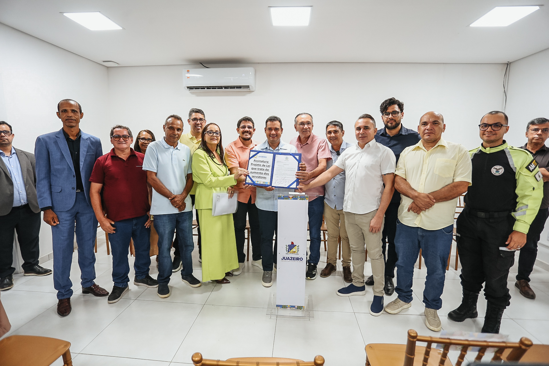 Servidores municipais de Juazeiro valorizados: Projeto de lei propõe reajuste salarial e Cartão Clube de Benefícios dá descontos no comércio local