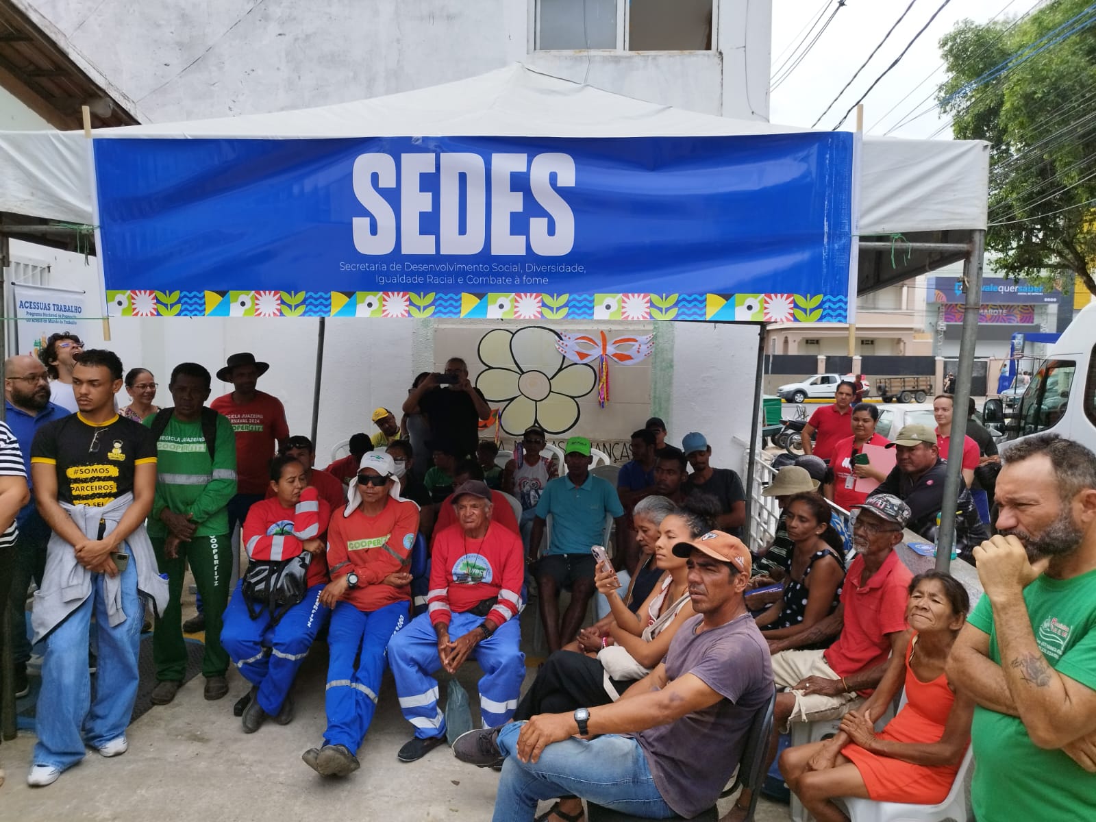 Prefeitura de Juazeiro entrega kits de fardamento e alimentos a catadores que atuarão no Carnaval 2026