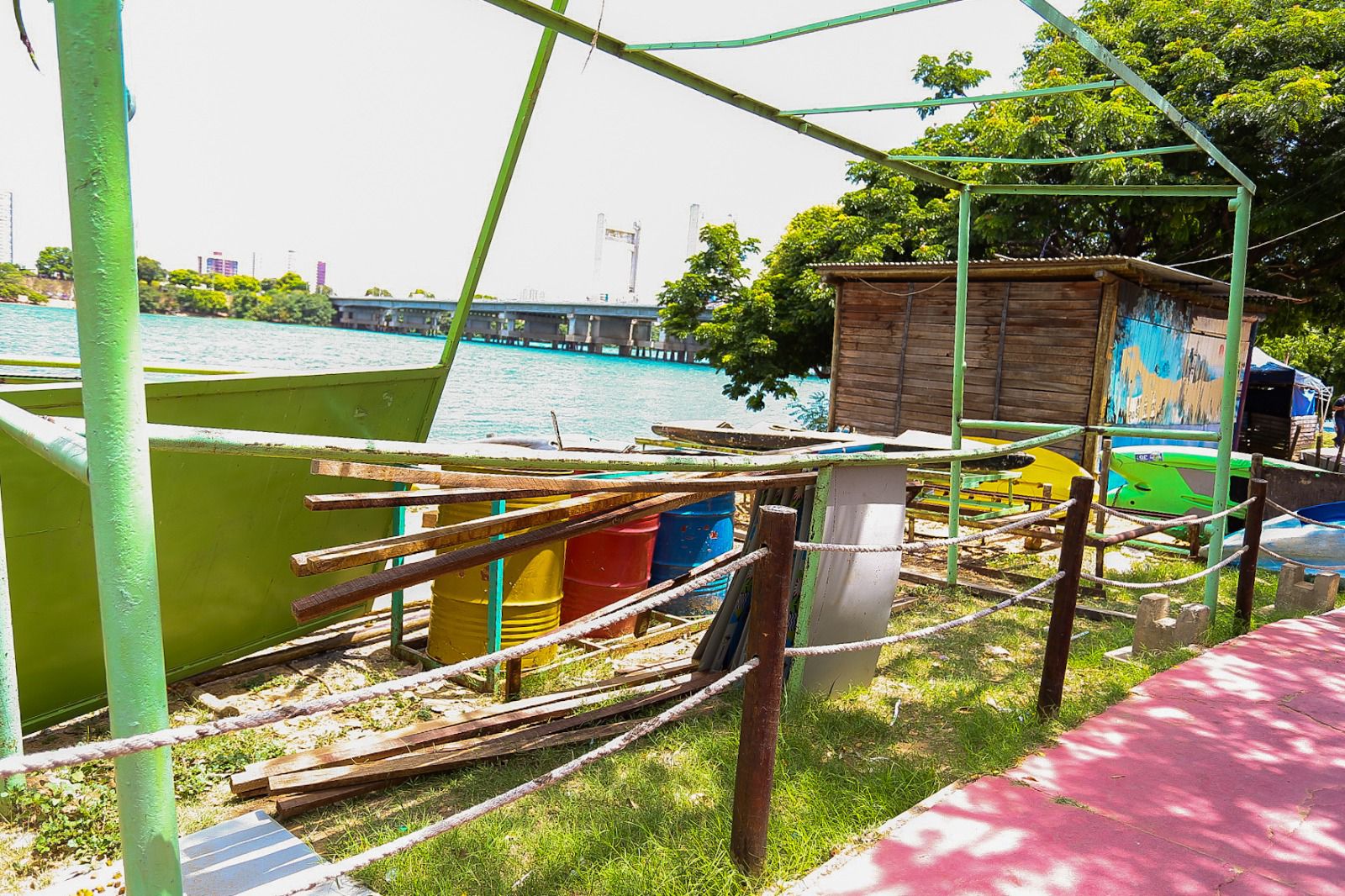 Prefeitura de Juazeiro reforça ordenamento na Orla II e remove estruturas irregulares e abandonadas sem impedir trabalho de comerciantes