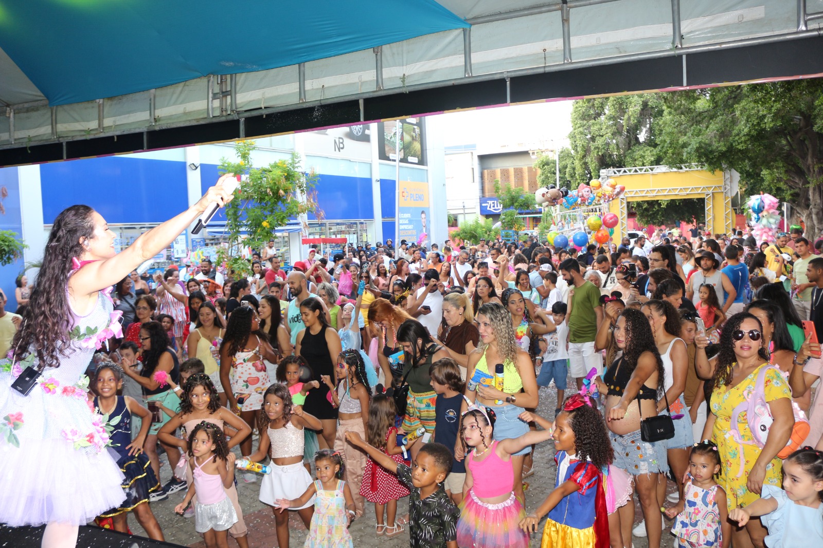 Personagens infantis e super heróis animam criançada no penúltimo dia de carnaval no Circuito Kids Parlim