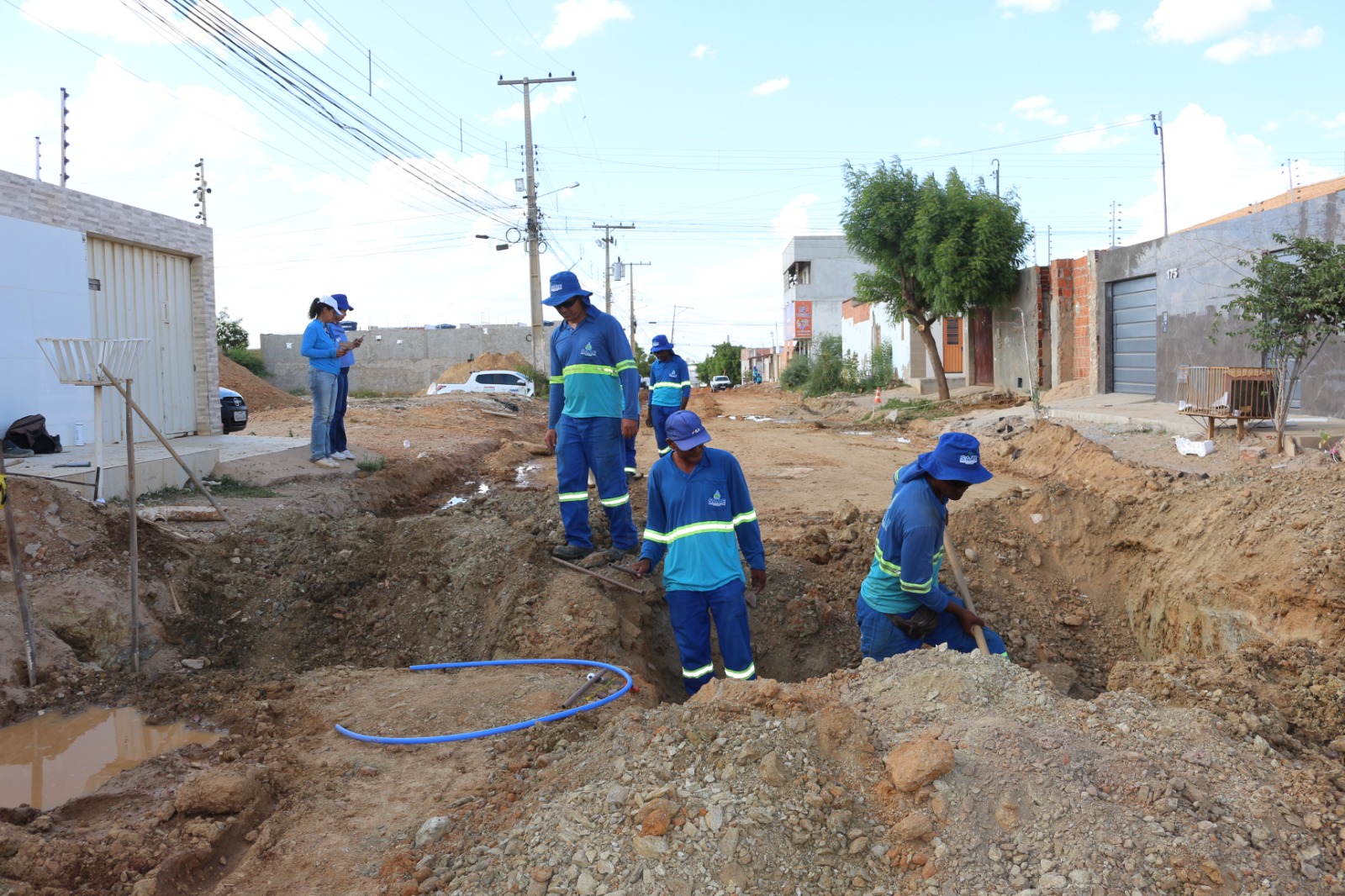 SAAE faz rebaixamento de redes e ramais para pavimentação da Avenida Saul Rosas