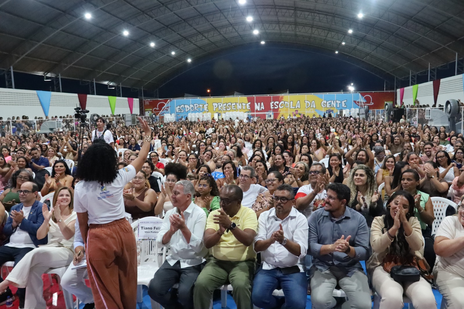 Prefeitura de Juazeiro reúne cerca de três mil profissionais de educação na abertura do ano letivo