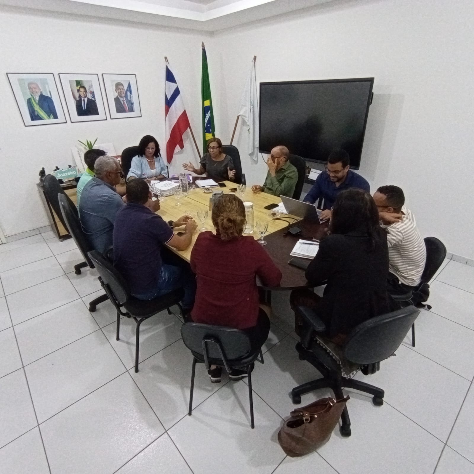 Reunião com a APLB e o Sinserp para tratativa dos direitos e deveres dos profissionais da Educação, na garantia do cumprimento dos 200 dias letivos