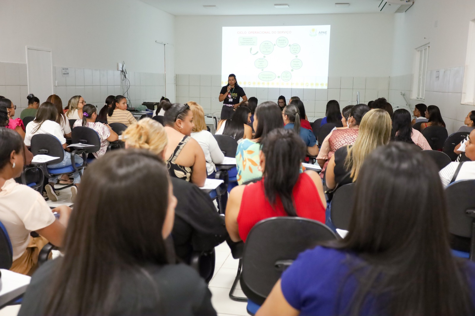 Prefeitura de Juazeiro reúne técnicos de enfermagem e enfermeiros em capacitação sobre o teste do pezinho