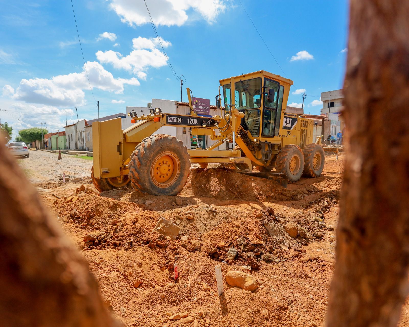 Pavimentação asfáltica da Avenida Saul Rosa avança e transforma mobilidade nos bairros Palmares, Pedra do Lorde e Quidé
