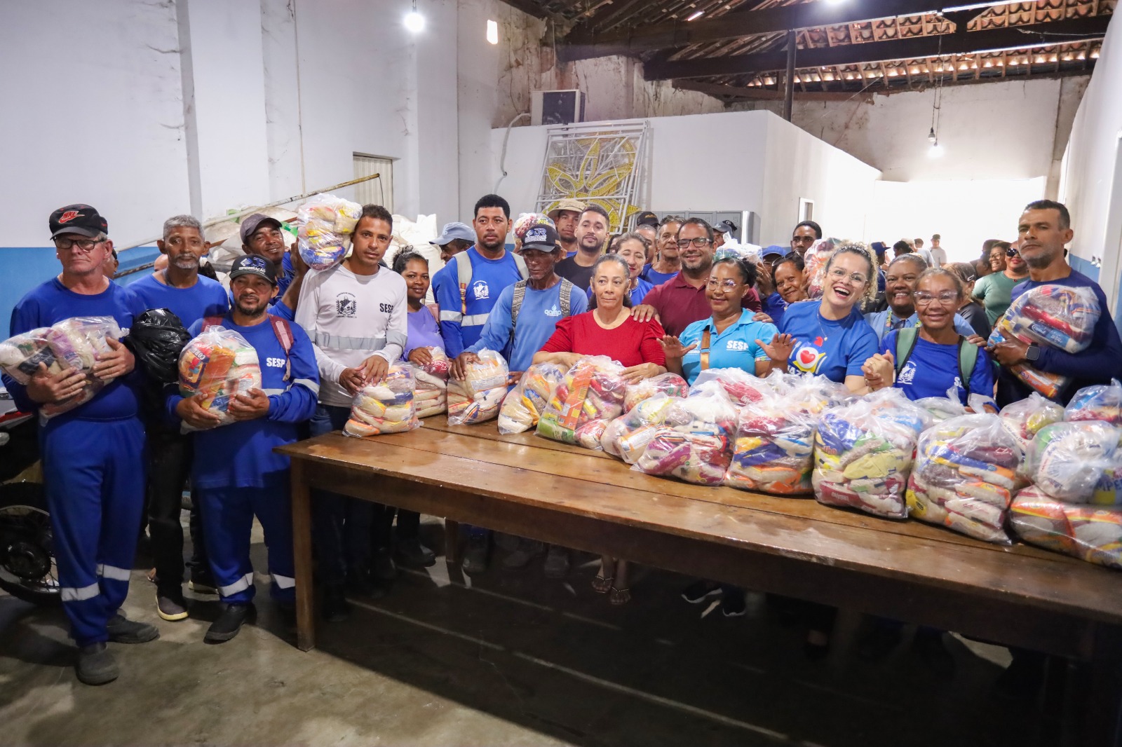 Prefeitura de Juazeiro realiza entrega de 100 kits alimentares a agentes de limpeza pública por meio do programa Juazeiro Sem Fome