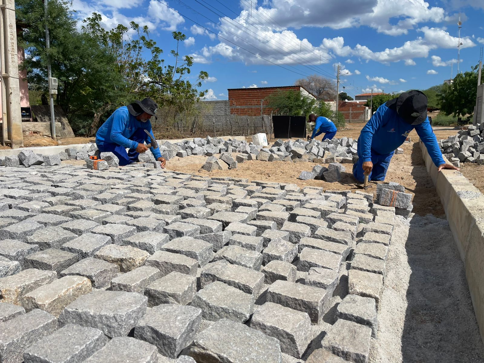 Mais mobilidade, menos poeira e mais qualidade de vida: pavimentação avança e transforma ruas de Massaroca