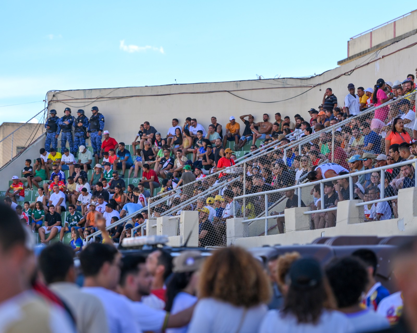 Juazeirense e Bahia levam famílias ao estádio Adauto Moraes em domingo de calor, rivalidade e muita confraternização
