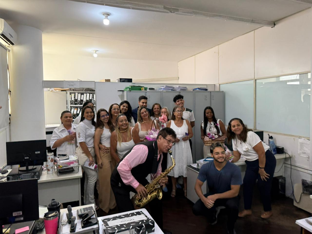 Servidoras de Juazeiro recebem homenagem especial com música e lembranças