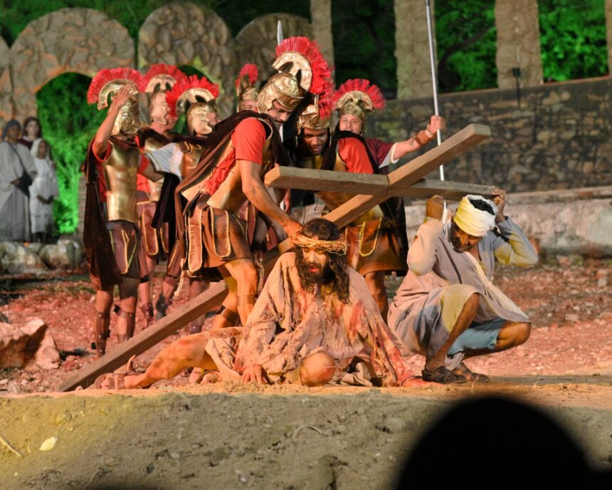 Espetáculo sacro Jesus de Nazaré emociona mutidão no Distrito de Itamotinga