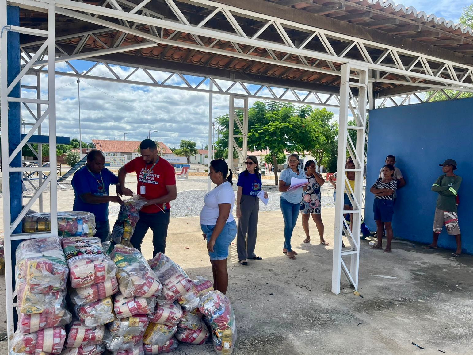 Pinhões recebe 100 cestas básicas por meio de parceria entre Bahia Sem Fome e Juazeiro Sem Fome