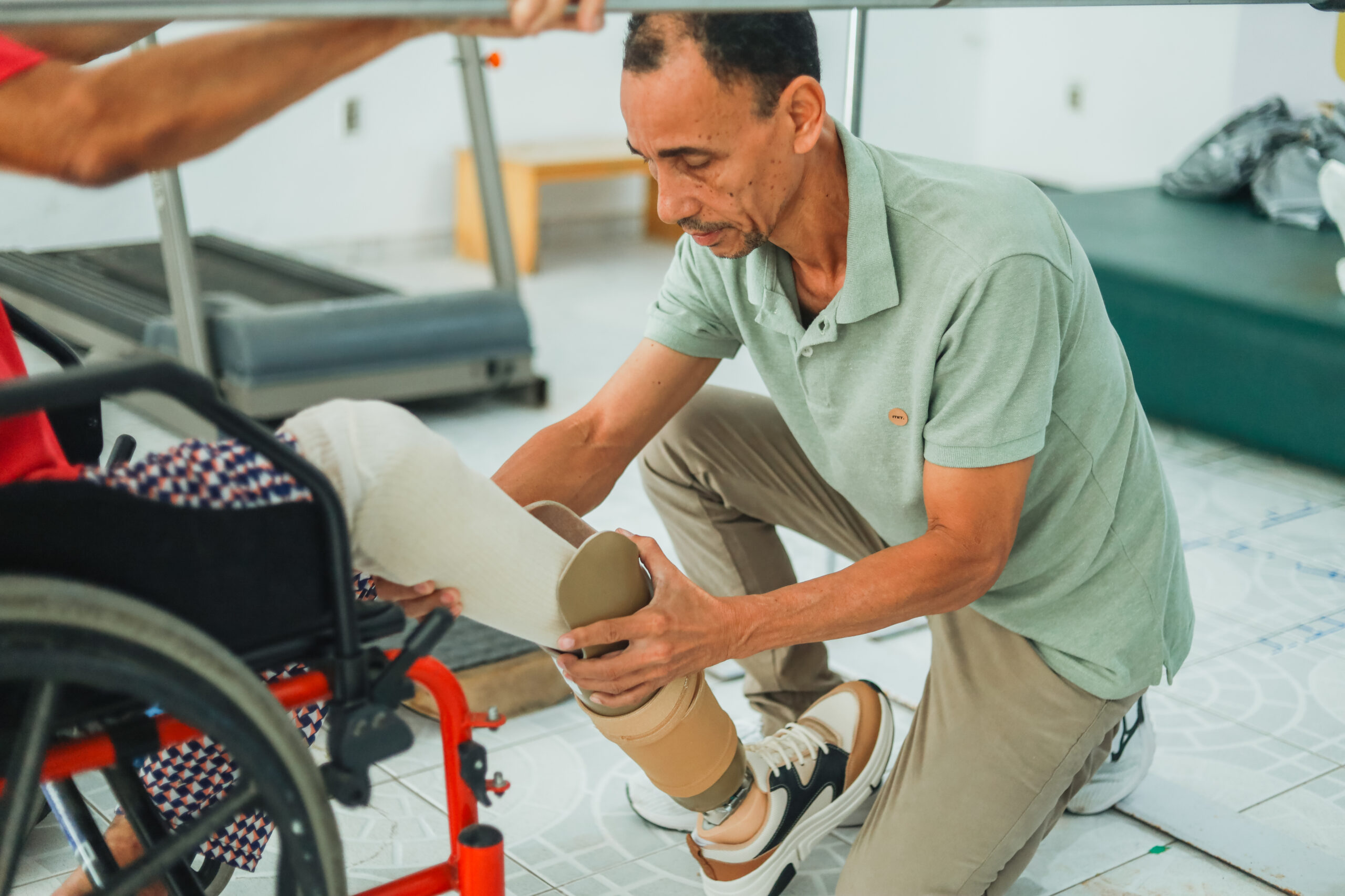 Cerpris realiza nova entrega e medição de dispositivos de tecnologia assistiva para usuários da unidade em Juazeiro