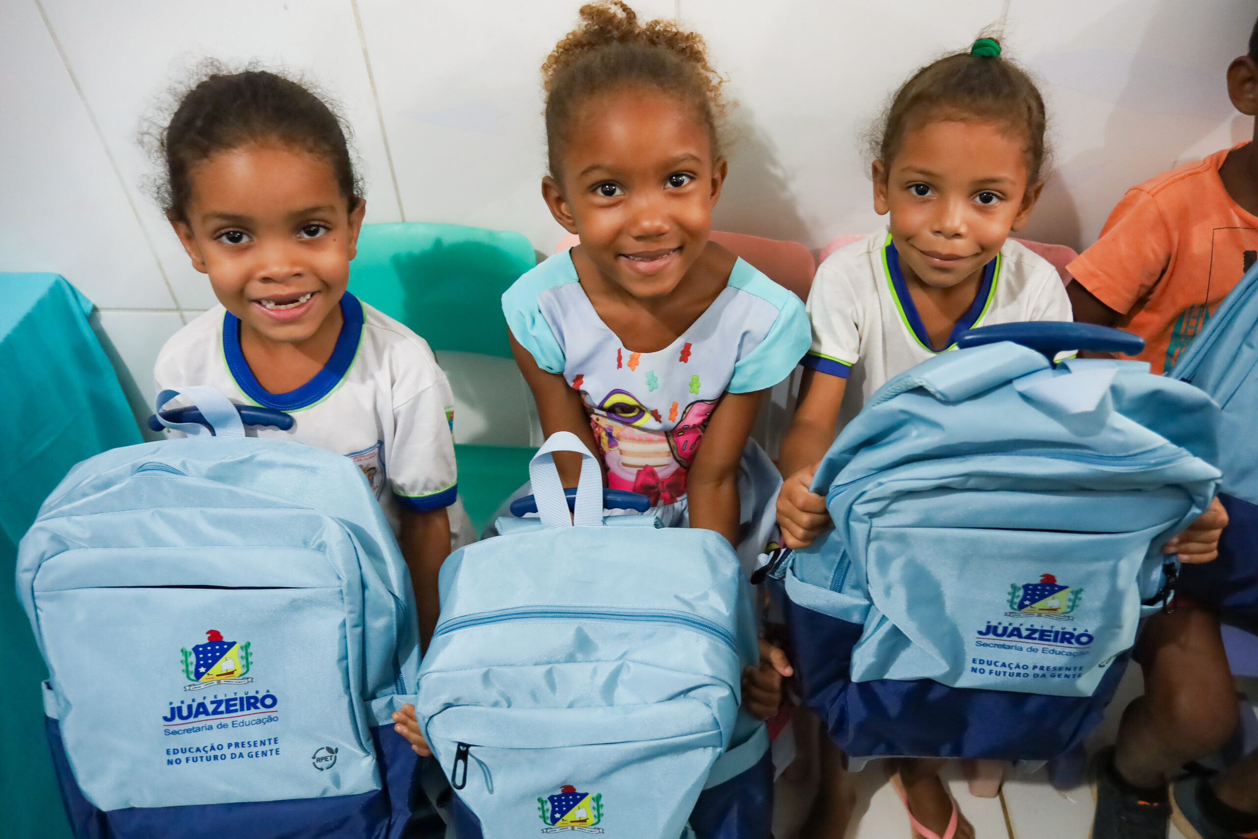 Investimento histórico: Prefeitura de Juazeiro inicia entrega de mais de 37 mil kits escolares para alunos da rede municipal