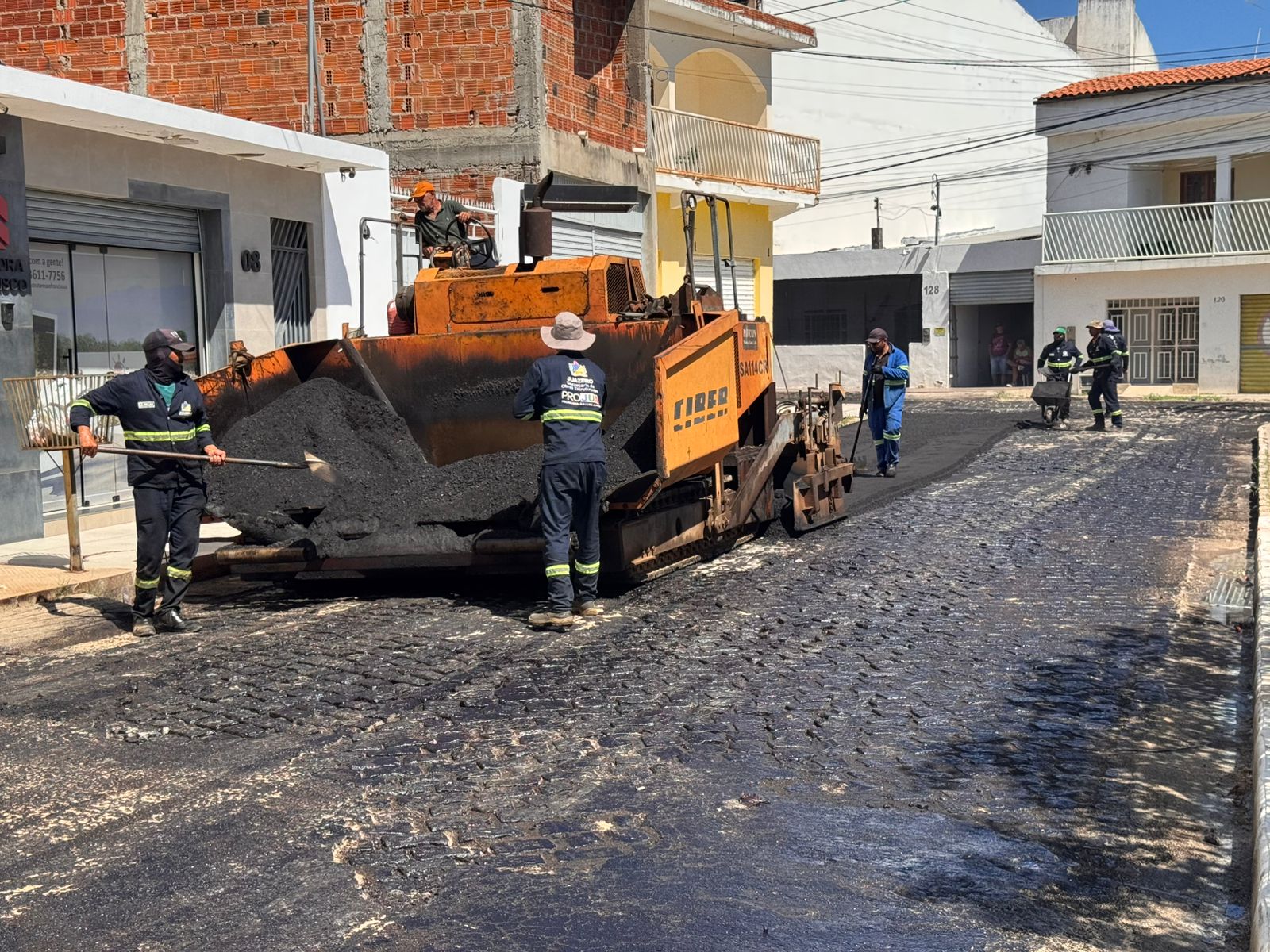 Projua: Prefeitura de Juazeiro conclui asfaltamento no entorno da Praça Hermenegildo Brandão no Alagadiço