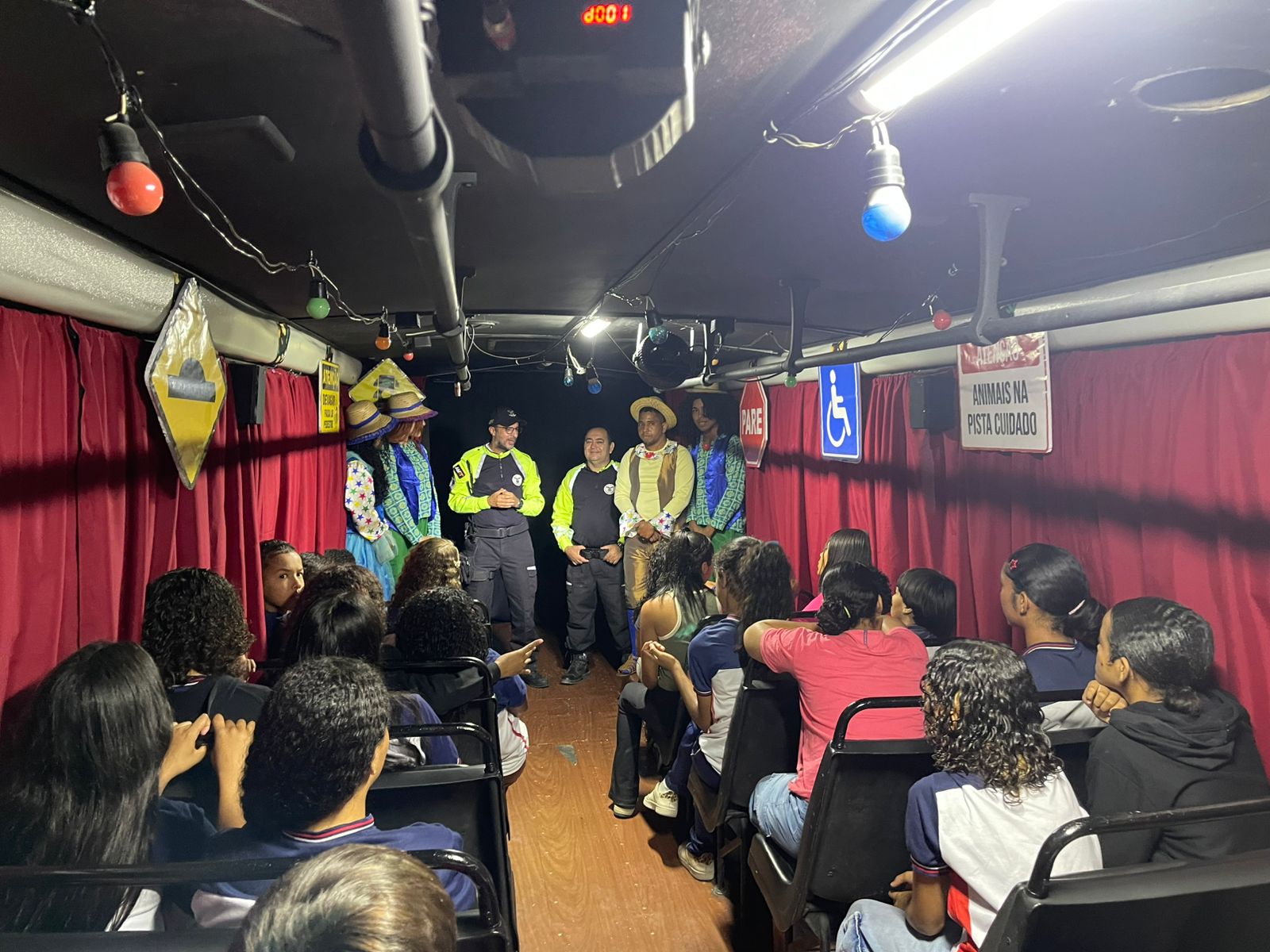 Maio Amarelo: Prefeitura de Juazeiro leva conscientização sobre trânsito para estudantes do Colégio Paulo VI com o Cine Teatro Busarte