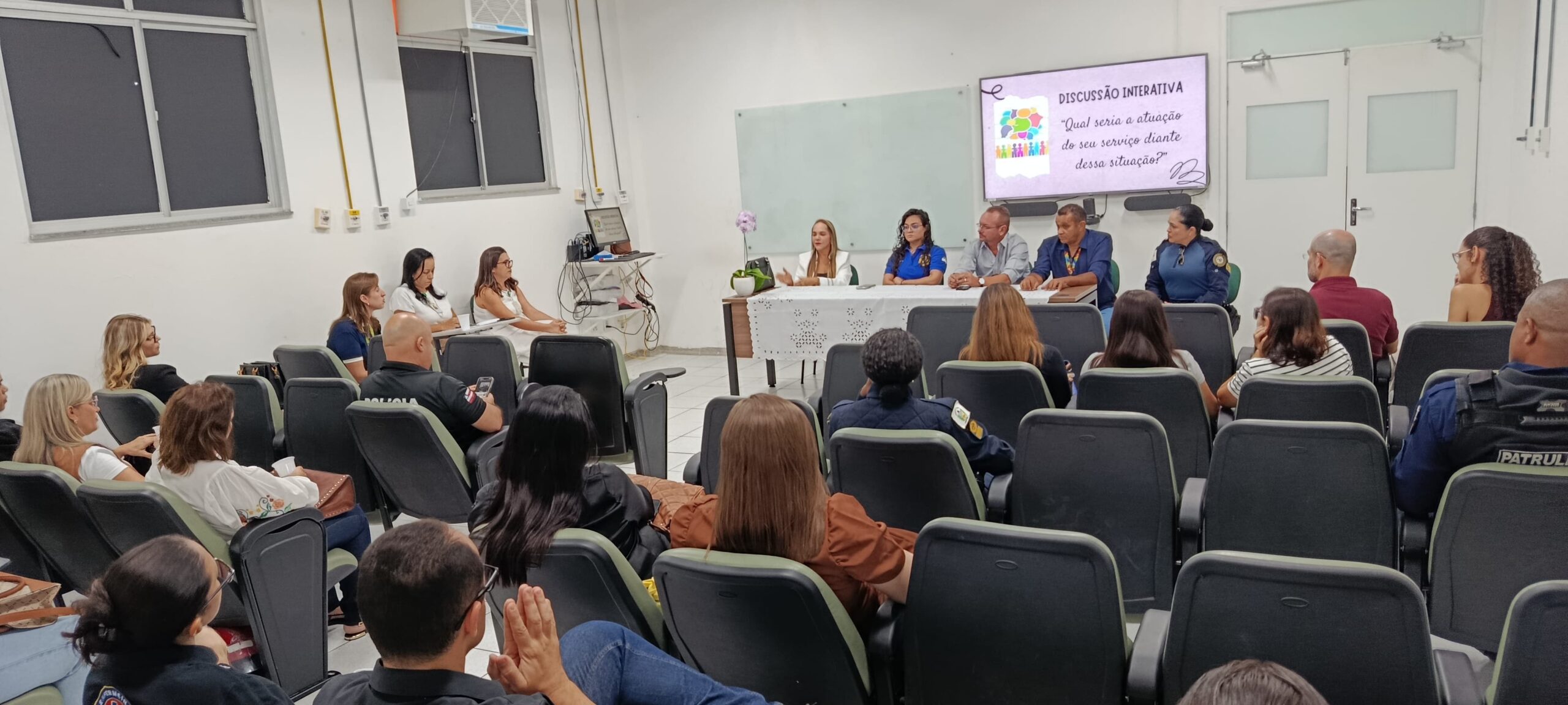 Patrulha Maria da Penha da GCM de Juazeiro participa de roda de conversa sobre atendimento a crianças e adolescentes vítimas de violência