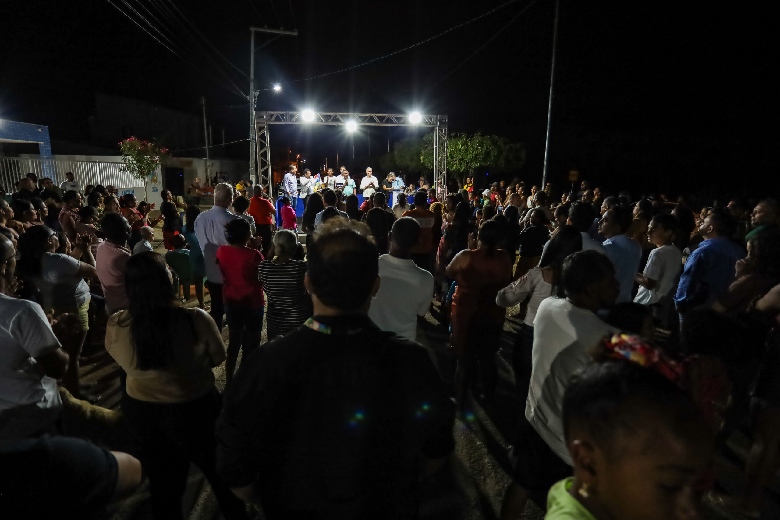 Moradores de Lagoa do Salitre celebram mais uma ação do Projua: a principal avenida da comunidade está iluminada, levando mais segurança e mobilidade para a população