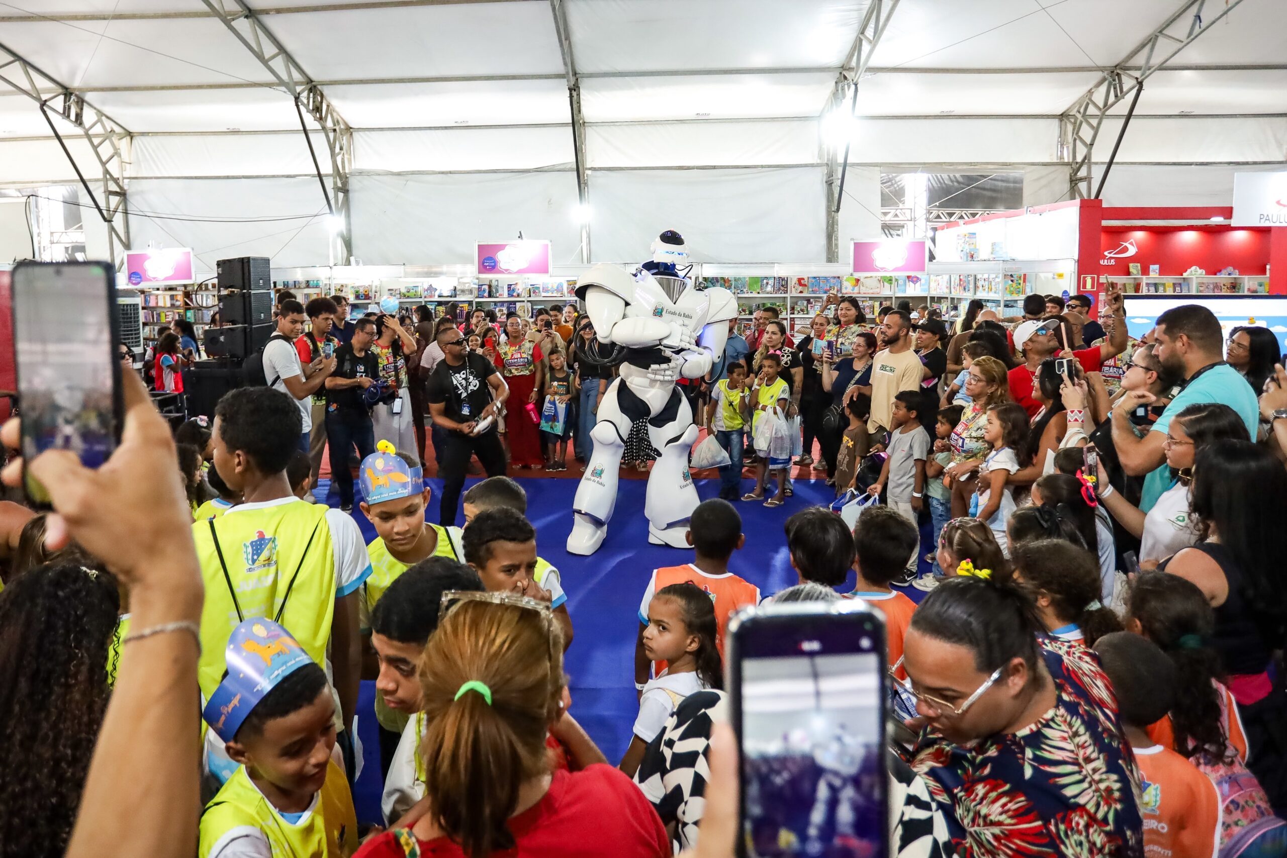 Robozão leva inovação e anima público no Festival Juá Literária
