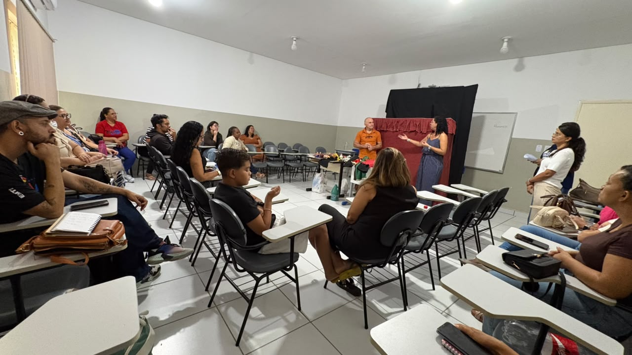 Juá Literária promove oficina de teatro de bonecos para professores e agentes literários da rede municipal