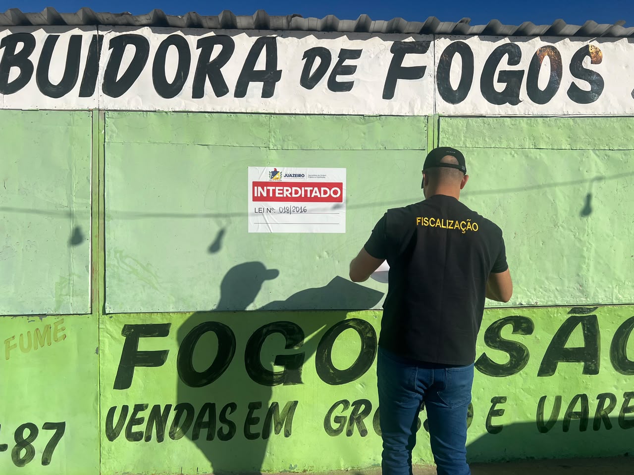 Prefeitura de Juazeiro intensifica fiscalização e interdita 10 barracas de comercialização de fogos de artifício