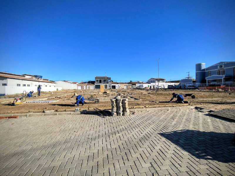 Projua: obras da nova Praça do Jardim Flórida avançam com instalação de meio-fio