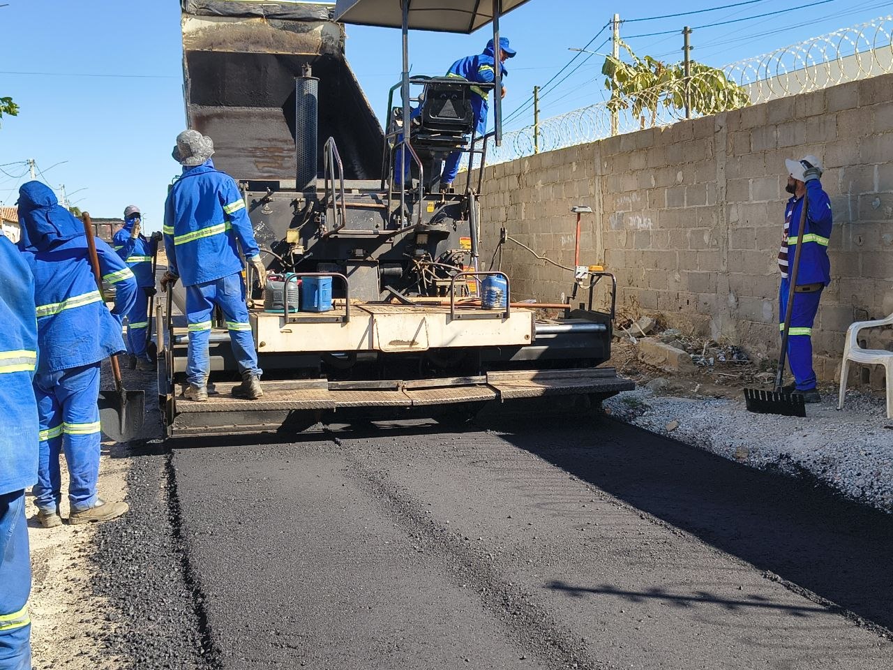 Avenida Saul Rosa avança com aplicação de asfalto CBUQ no bairro Palmares