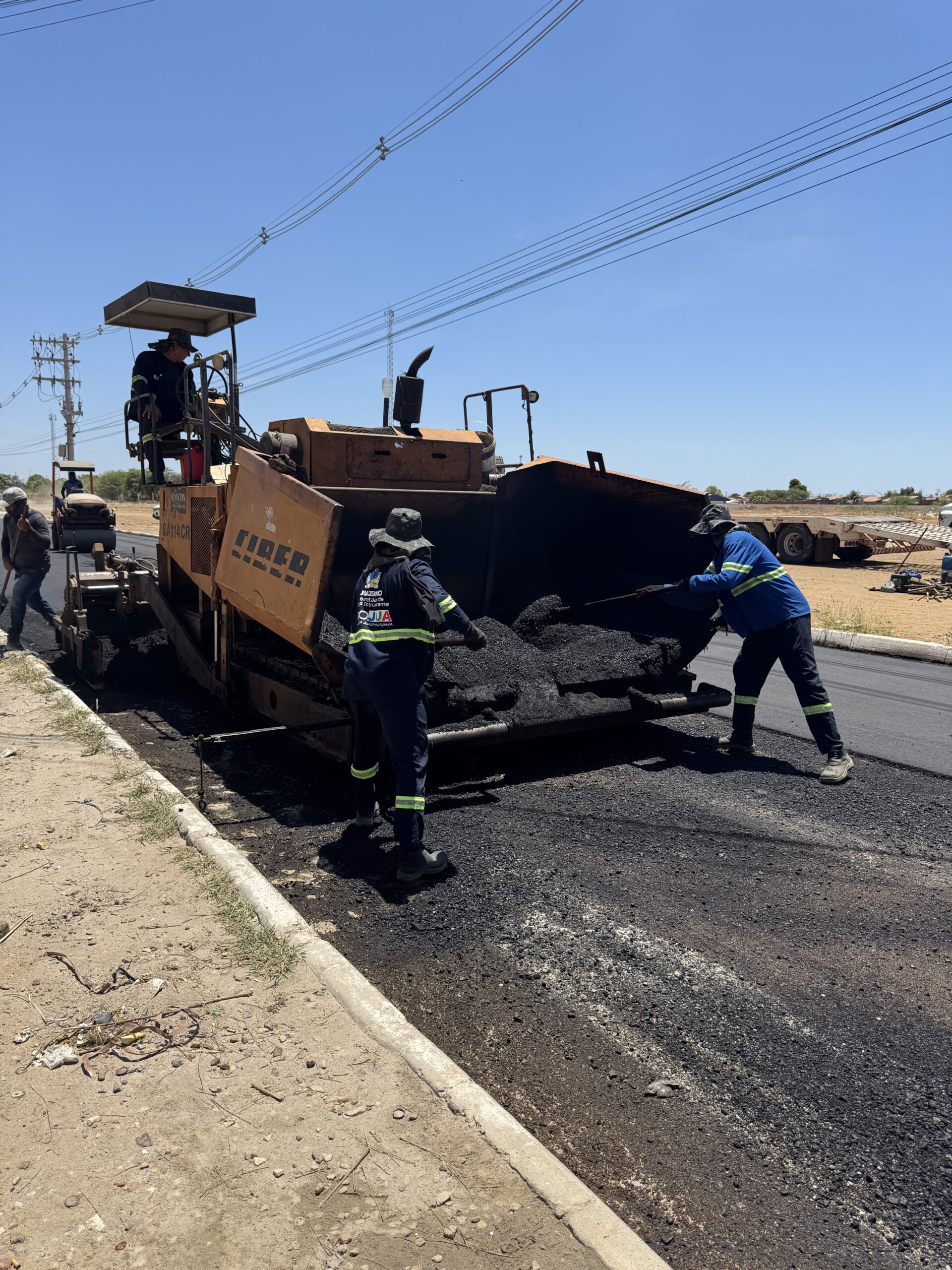 Ruas de Futuro: Pavimentação em CBUQ é realizada na Avenida Variante da Diocese e melhora ligação com a BA-210
