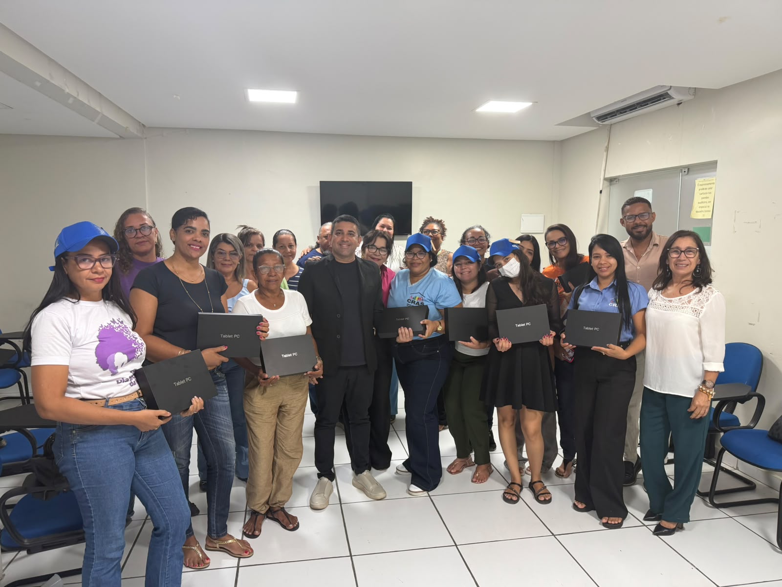 Prefeitura de Juazeiro entrega tablets e materiais de apoio para educadoras sociais do Programa Criança Feliz