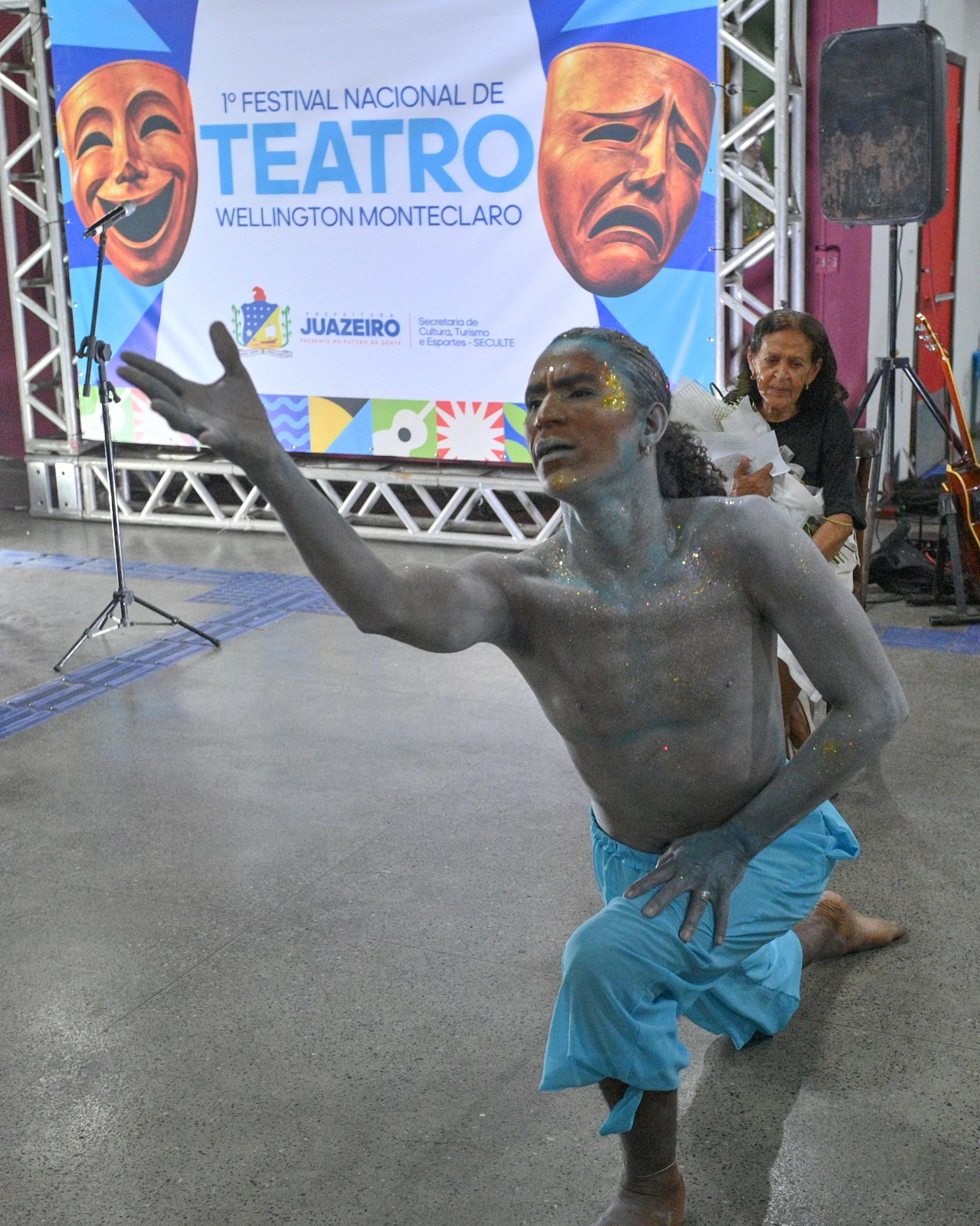 Com emoção e homenagens, Juazeiro abre o 1º Festival Nacional de Teatro Wellington Monteclaro