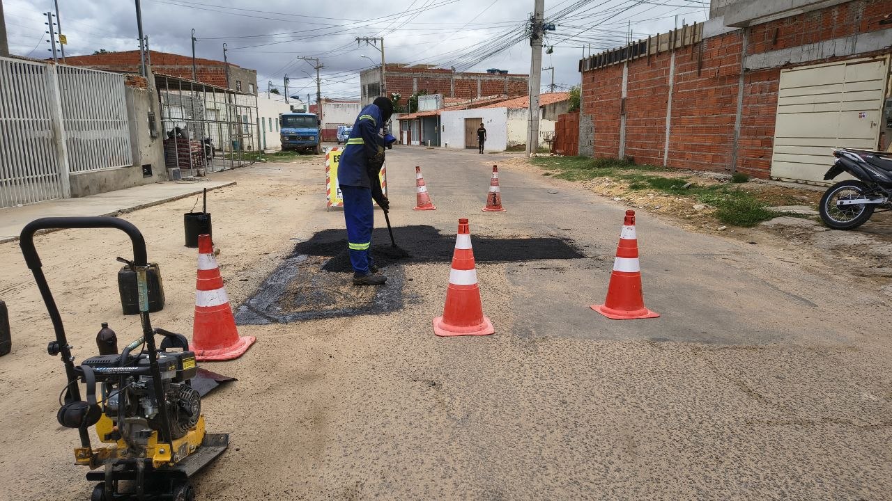 Prefeitura de Juazeiro realiza recuperação asfáltica em diferentes bairros do município