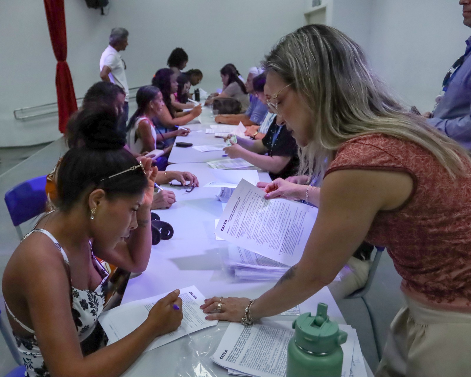 Emoção marca assinatura de contratos para 46 famílias do Residencial Santo Expedito I, em Juazeiro; entrega das casas será nesta quinta (22)
